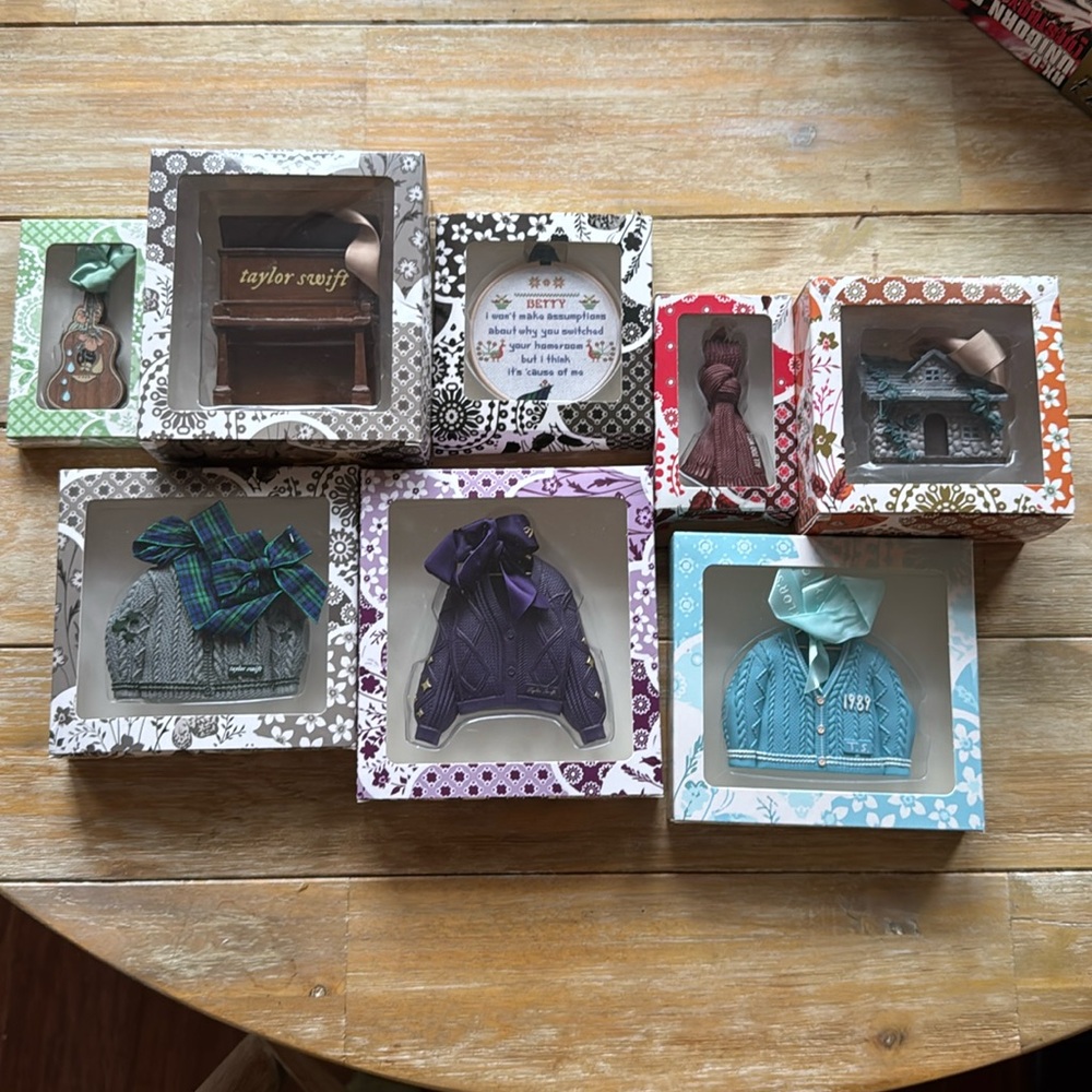 Lot of 8 official Taylor Swift ornaments